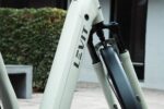 Verende voorvork naast het frame met Levit-logo van de BELECO Premium Platinum.