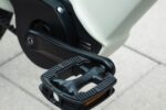 Pedaal met reflector en crank bij de middenmotor van de Levit BELECO Premium Platinum.