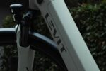 Levit-logo op het frame naast de koplamp en verende voorvork van de BELECO Premium Platinum.