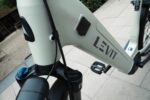Frame met Levit-logo en bovenkant van de verende voorvork, schuin van boven gezien.