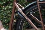 Ringslot bij het achterwiel en modelnaam op het frame van de Levit Beleco Luxury Moccha.
