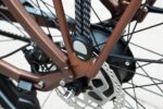 Riemaandrijving en remschijf bij het achterwiel van de Levit Beleco Luxury lowstep Moccha.