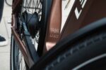 Detail van de mocchabruine framebuis bij het achterwiel van de Levit Beleco Luxury lowstep.