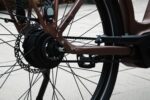 Achternaaf, remschijf en riemaandrijving van de Levit Beleco Luxury lowstep Moccha.