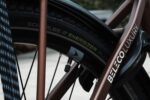 Achterband, ventiel en Beleco Luxury-modelnaam op het mocchabruine frame.