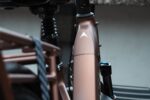 Bovenaanzicht van de bruine framebuis en geveerde zadelpen van de Levit Beleco Luxury Moccha.