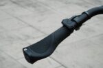 Bedieningsknoppen naast de zwarte stuurhandgreep van de Levit Beleco Luxury lowstep Moccha.