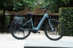 LEVIT BELECO Luxury lowstep Indigo e-bike met lage instap en fietstas, van opzij