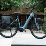 LEVIT BELECO Luxury lowstep Indigo e-bike met lage instap en fietstas, van opzij