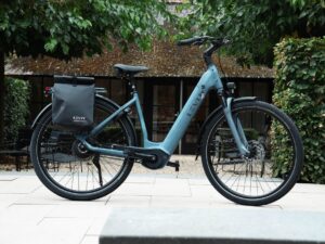 LEVIT BELECO Luxury lowstep Indigo e-bike met lage instap en fietstas, van opzij