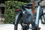 LEVIT BELECO Luxury lowstep Indigo schuin van achteren met fietstas en achterlicht