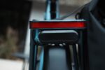 Detail van het achterlicht van de LEVIT BELECO Luxury lowstep Indigo