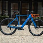 Blauwe Levit CAFE RIDER Ara e-bike van opzij, met hoge bovenbuis en oranje voordrager.