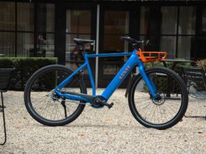 Blauwe Levit CAFE RIDER Ara e-bike van opzij, met hoge bovenbuis en oranje voordrager.