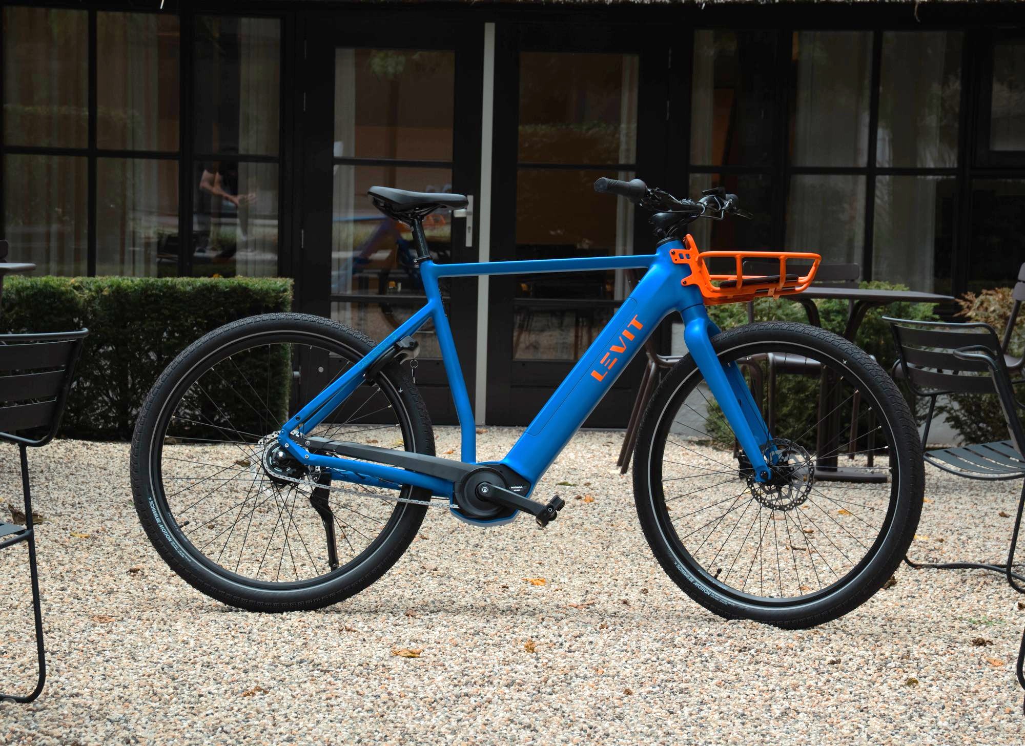 NSR-414 Blauwe Levit CAFE RIDER Ara e-bike van opzij, met hoge bovenbuis en oranje voordrager.