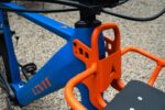 Oranje voordrager met zwart laadplateau aan het blauwe frame van de Levit CAFE RIDER Ara.