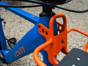 Oranje voordrager met zwart laadplateau aan het blauwe frame van de Levit CAFE RIDER Ara.