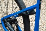 Ringslot onder de CAFE RIDER-modelnaam op de blauwe achtervork.