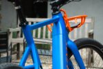 Blauwe bovenbuis, balhoofd en oranje voordrager van de Levit CAFE RIDER Ara.