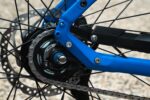 Ketting en achtertandwiel bij de blauwe achtervork van de Levit CAFE RIDER Ara.