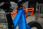 Blauwe bovenbuis en oranje voordrager van de Levit CAFE RIDER Ara, gezien vanaf het zadel.