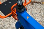 Oranje merkembleem op de blauwe bovenbuis van de Levit CAFE RIDER Ara.