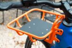 Oranje voordrager met zwart laadplateau van de Levit CAFE RIDER Ara, van boven gezien.