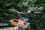 Stuur en oranje voordrager van de Levit CAFE RIDER Ara, van voren gezien.