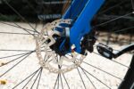 Voorremschijf en remklauw bij de blauwe voorvork van de Levit CAFE RIDER Ara.