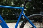 Blauwe bovenbuis, zitbuis en achterwiel met ringslot van de Levit CAFE RIDER Ara.