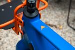 Blauwe bovenbuis met oranje merkembleem naast de voordrager van de Levit CAFE RIDER Ara.