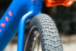 Profiel van de voorband onder de blauwe voorvork van de Levit CAFE RIDER Ara.