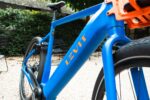Blauw frame met oranje Levit-logo en hoge bovenbuis van de CAFE RIDER Ara.