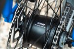 Shimano Inter-8-versnellingsnaaf tussen de spaken van het achterwiel van de Levit CAFE RIDER Ara.