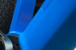 Opschrift op het blauwe frame: ontworpen en geassembleerd in Úpice, Tsjechië.