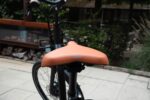 Oranje Selle SMP-zadel van de Levit ZEN Obsidian, van achteren gezien.