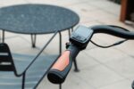 Display met bedieningsknoppen naast het oranje-zwarte linker handvat van de Levit ZEN Obsidian.