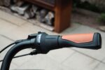 Draaiversteller en oranje-zwart rechter handvat van de Levit ZEN Obsidian.