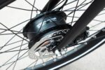 Voorwielmotor en remschijf tussen de spaken van de Levit ZEN Obsidian.