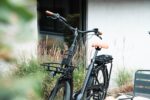Levit ZEN Obsidian schuin van voren, met hoog stuur, voordrager en oranje zadel.