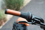 Shimano Nexus-draaiversteller, remhendel en oranje handvat van de Levit ZEN Obsidian.