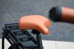Oranje zadel boven de zwarte bagagedrageraccu van de Levit ZEN Obsidian.
