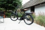 Levit ZEN Obsidian schuin van achteren, met lage instap, bagagedrageraccu en oranje zadel.